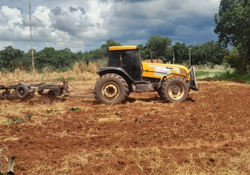 A Prefeitura Municipal de Brasilândia, por meio da Secretaria Municipal de Desenvolvimento Econômico, realizou na manhã de ontem (13) um serviço de gradagem de terras na comunidade Ofaié Anodi.
