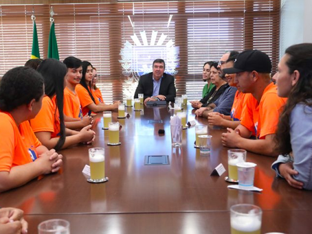 Estudantes do programa Jovem Sucessor, do município de Antônio João, estão hoje (16) na Capital para uma série de encontros com entidades e lideranças do setor produtivo. No fim da manhã, o grupo participou de uma reunião com o governador Eduardo Riedel, onde tiveram a oportunidade de trocar experiências, apresentar perspectivas e conhecer mais sobre as políticas públicas do Estado.