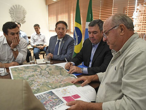 Para levar qualidade de vida à população, o governador Eduardo Riedel se reuniu nesta quarta-feira (4) com lideranças do município de Rio Verde do Mato Grosso. No encontro foram apresentados projetos de infraestrutura, entre eles a pavimentação e drenagem dos bairros Jardim Planalto e Santa Terezinha.