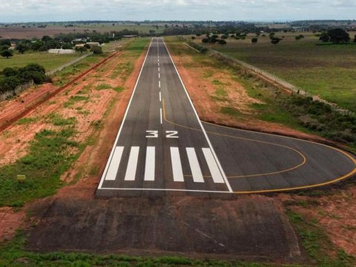 Com foco no fortalecimento da infraestrutura aeroportuária regional, o Governo de Mato Grosso do Sul vai investir mais de R$ 1,8 milhão na implantação da cerca operacional do Aeródromo de Aquidauana. A obra tem como objetivo ampliar a segurança e adequar o local às exigências da aviação civil, promovendo melhorias que impactam diretamente a operação de voos e o transporte aéreo na região.