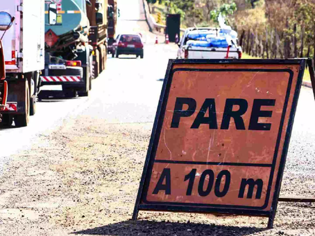 A BR-163, em Mato Grosso do Sul, tem nove interdições com desvio para obras nesta terça-feira (22). Além disso, 18 pontos operam em sistema “Pare e Siga” na rodovia.