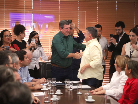 O prefeito Roberson Luiz Moureira segue ampliando conquistas importantes para Ribas do Rio Pardo. Nesta quarta-feira (18), durante reunião com o governador Eduardo Riedel, o chefe do Executivo municipal apresentou os projetos de pavimentação e drenagem para os bairros Boa Vista, Nossa Senhora Aparecida e Jardim das Palmeiras, que foram aprovados e passam a integrar o novo pacote de obras do Governo do Estado.