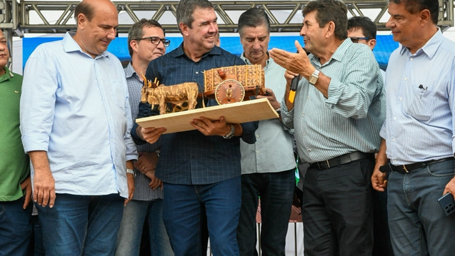 O município de Inocência viveu neste sábado (7) um momento histórico para o seu desenvolvimento. Em agenda realizada na cidade, o governador Eduardo Riedel assinou ordens de início de serviço para um conjunto de obras que somam mais de R$ 150 milhões em investimentos, fortalecendo a infraestrutura, a logística e a mobilidade urbana do município.