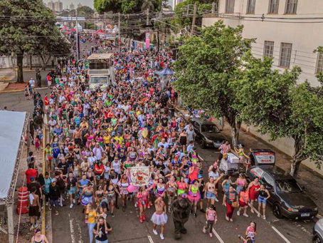 De sexta-feira (28) até a quarta-feira (5) é comemorado o Carnaval no Brasil. O Carnaval é uma festa de intensa energia e movimento, e a prática regular de atividade física pode contribuir significativamente para que os foliões aproveitem a celebração com mais disposição.