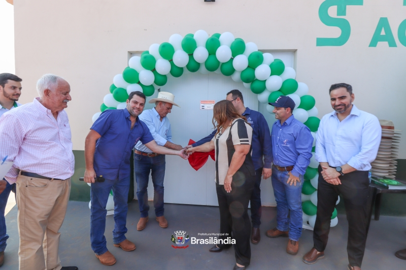 A prefeita Márcia Amaral esteve presente na última quarta-feira (21) na SF Agropecuária para acompanhar a inauguração de uma biofábrica que representa um avanço significativo para o agronegócio sustentável da região. O evento contou com a participação do proprietário, produtor rural Fábio Pimentel, e do representante da Secretaria de Governo (SEGOV-MS), Daynler Leonel, que no ato representou o governador Eduardo Riedel.
