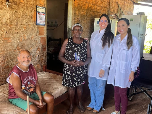 Durante as visitas, a equipe levou orientações sobre cuidados básicos com a saúde bucal, destacando a importância da prevenção de problemas como cáries, que são comuns principalmente na infância.