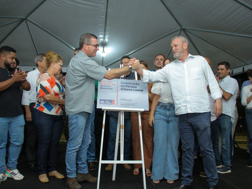 O prefeito Dr. Cassiano Maia abriu a cerimônia com um ato simbólico acendendo as luzes do parque e ao som da Banda Musical Cristo Redentor, da Secretaria Municipal de Assistência Social (SMAS). “Além de deixar nossa cidade mais bonita, nós também a deixamos mais segura. Por isso, hoje, vamos acender as luzes como um ato simbólico da inauguração do Parque Linear. Brilha, Três Lagoas!”, destacou o prefeito.