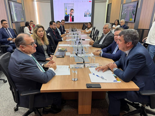 Com objetivo de qualificar a infraestrutura e logística do Estado, o governador Eduardo Riedel se reuniu nesta quinta-feira (3) com o ministro dos Transportes em exercício, George Santoro, em Brasília (DF). Na pauta foram debatidas obras federais que estão em andamento, como a alça para ponte binacional e a pavimentação da BR-419, além de discutida a ferrovia Malha Oeste.