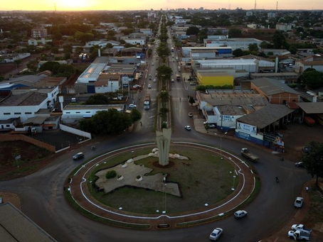 O novo centro atenderá não apenas Dourados, mas também os demais municípios da região da região. O projeto inclui espaços para lojas, agência bancária, unidade dos Correios e infraestrutura de apoio ao escoamento da produção agrícola regional. O valor estimado do contrato é de R$ 955.953,67, e o julgamento das propostas será pelo critério de técnica e preço, com modo de disputa fechado.