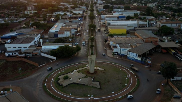 O novo centro atenderá não apenas Dourados, mas também os demais municípios da região da região. O projeto inclui espaços para lojas, agência bancária, unidade dos Correios e infraestrutura de apoio ao escoamento da produção agrícola regional. O valor estimado do contrato é de R$ 955.953,67, e o julgamento das propostas será pelo critério de técnica e preço, com modo de disputa fechado.