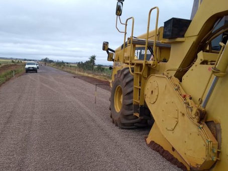 Esse recurso estadual é a contrapartida fundamental que viabiliza a construção do Contorno Viário da cidade, uma obra de infraestrutura estratégica que se insere diretamente nas ações relacionadas à Rota Bioceânica. O extrato do convênio foi publicado na edição do Diário Oficial do Estado nessa semana, consolidando um novo e importante avanço para a infraestrutura da região de fronteira.
