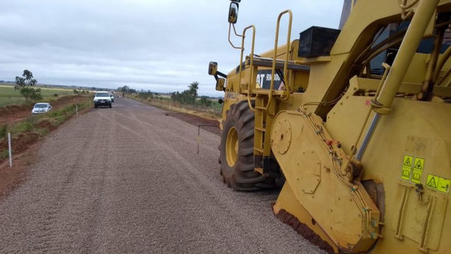 Esse recurso estadual é a contrapartida fundamental que viabiliza a construção do Contorno Viário da cidade, uma obra de infraestrutura estratégica que se insere diretamente nas ações relacionadas à Rota Bioceânica. O extrato do convênio foi publicado na edição do Diário Oficial do Estado nessa semana, consolidando um novo e importante avanço para a infraestrutura da região de fronteira.