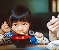 Enfant mangeant de la soupe