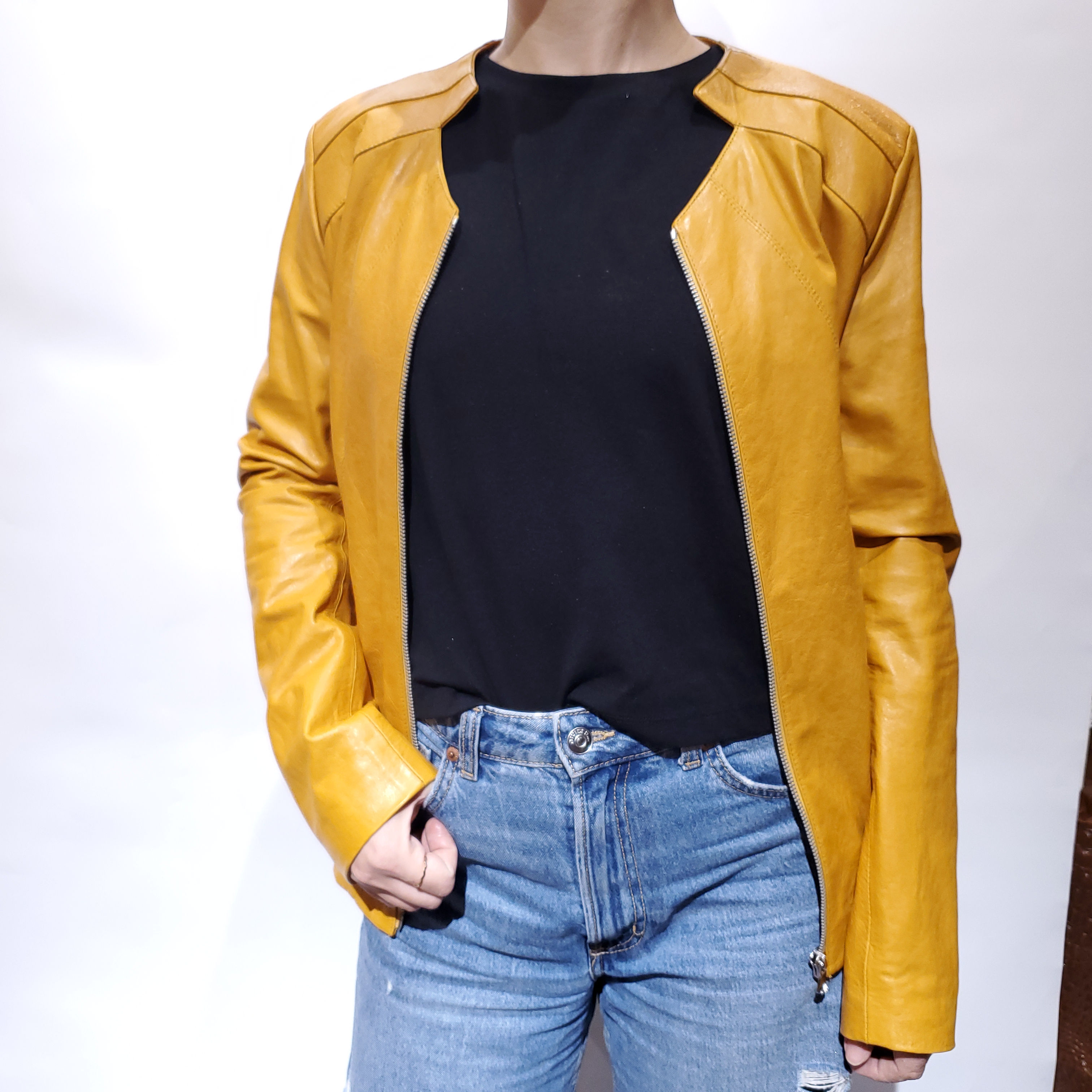 橘黃簡約風女皮衣