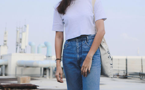 Chica en Denim y camiseta blanca
