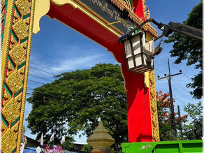 กองช่าง ดำเนินการติดตั้งโคมไฟส่องสว่างบริเวณซุ้มวัดวังไผ่