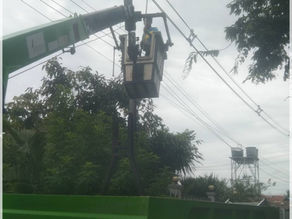 กองช่างดำเนินการซ่อมแซมไฟฟ้าสาธารณะ หมู่ที่ ๔ บ้านย่านตาขาว และหมู่ที่ ๑ บ้านเกาะรี 