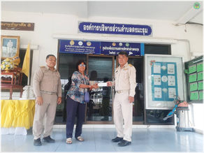 นายธงชัย วงศ์ศรีไทย นายกองค์การบริหารส่วนตำบลดงมะรุม มอบเงินสงเคราะห์ให้กับครอบครัวผู้เสียชีวิต