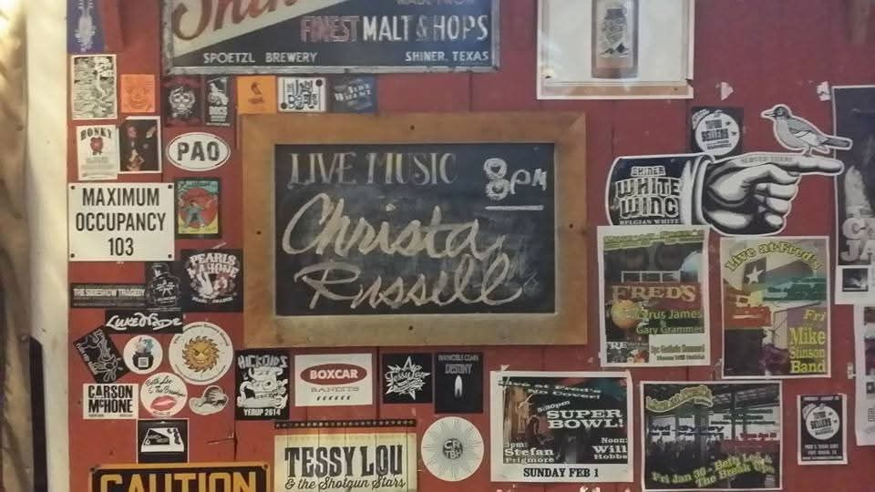 Chalkboard announcing musician starts at 8pm