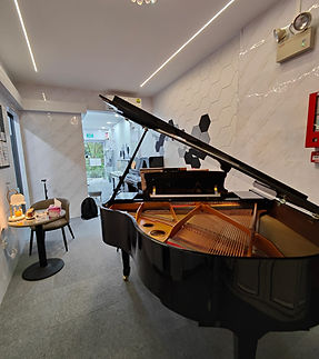 Kids piano lessons in Singapore focused on creativity, technique, and fun learning.