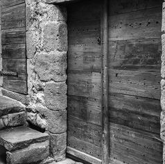 Porte en bois ancienne dans un mur de pierre