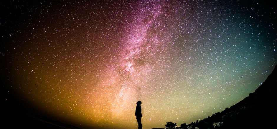 person schaut in das Universum