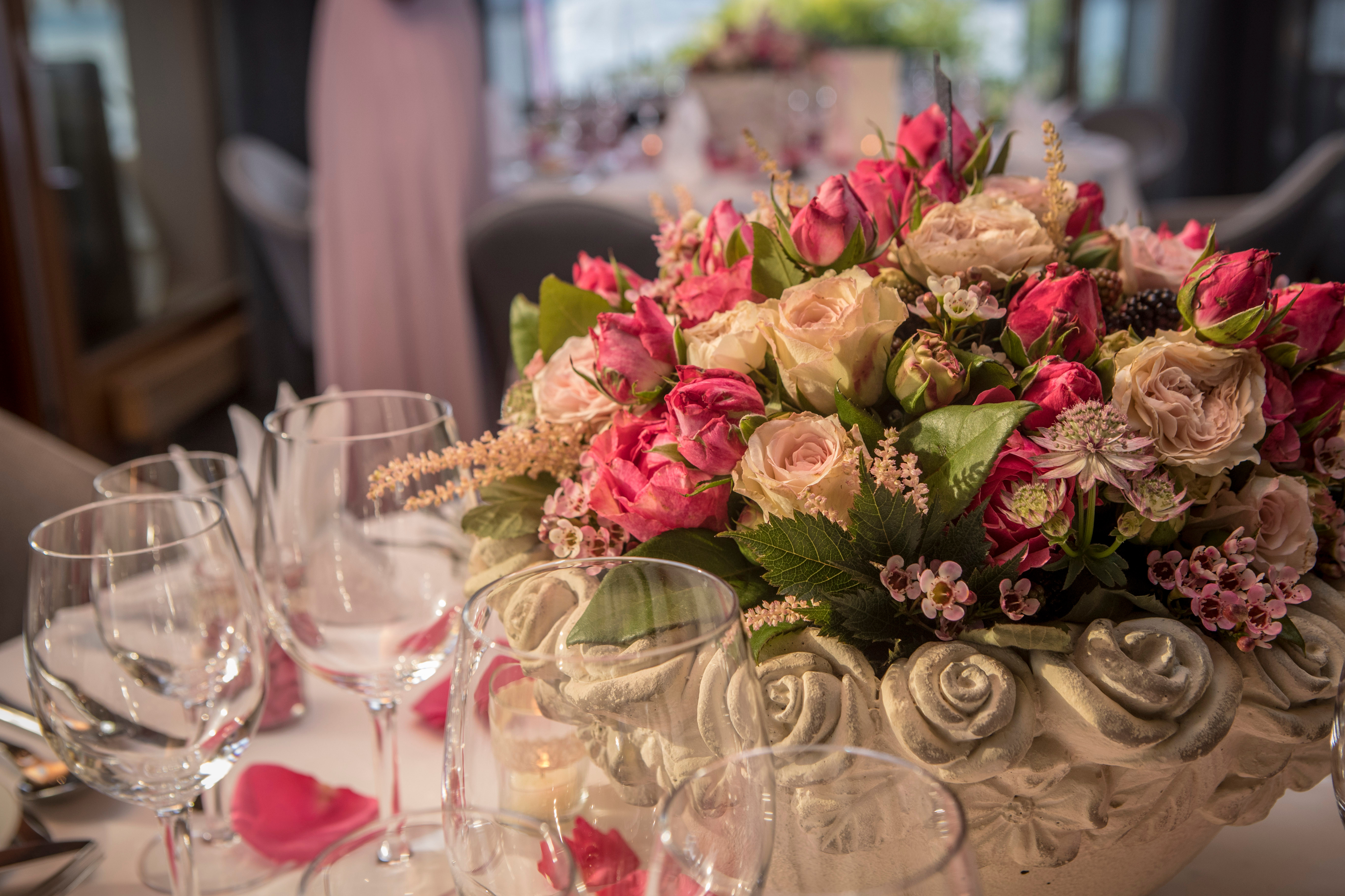 Tischgesteck rund, rosa-cream  (Preis auf Anfrage)
