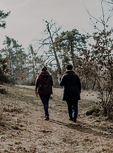 Nadine bei einem Walk & Talk Coaching in der Natur mit einer Klientin. Sie sprechen und laufen dabei. Die Natur gibt einen vertrauensvollen, farbigen Rahmen.