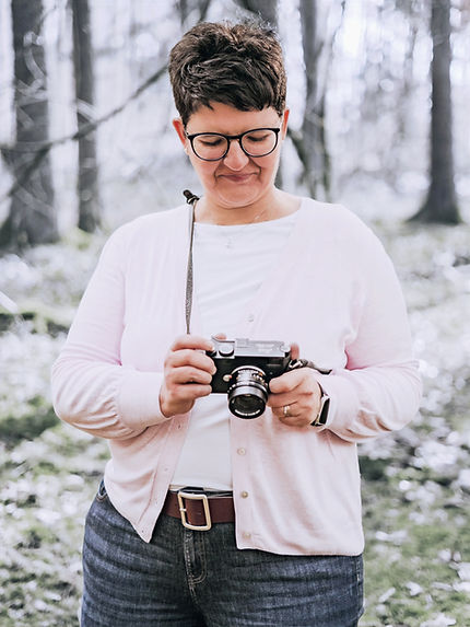 Nadine Stickel mit ihrem Coaching-Tool, der Kamera, in der Hand.