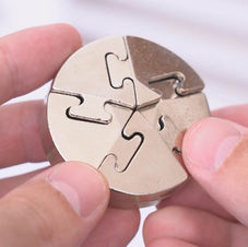 Puzzle cilíndrico de metal.
