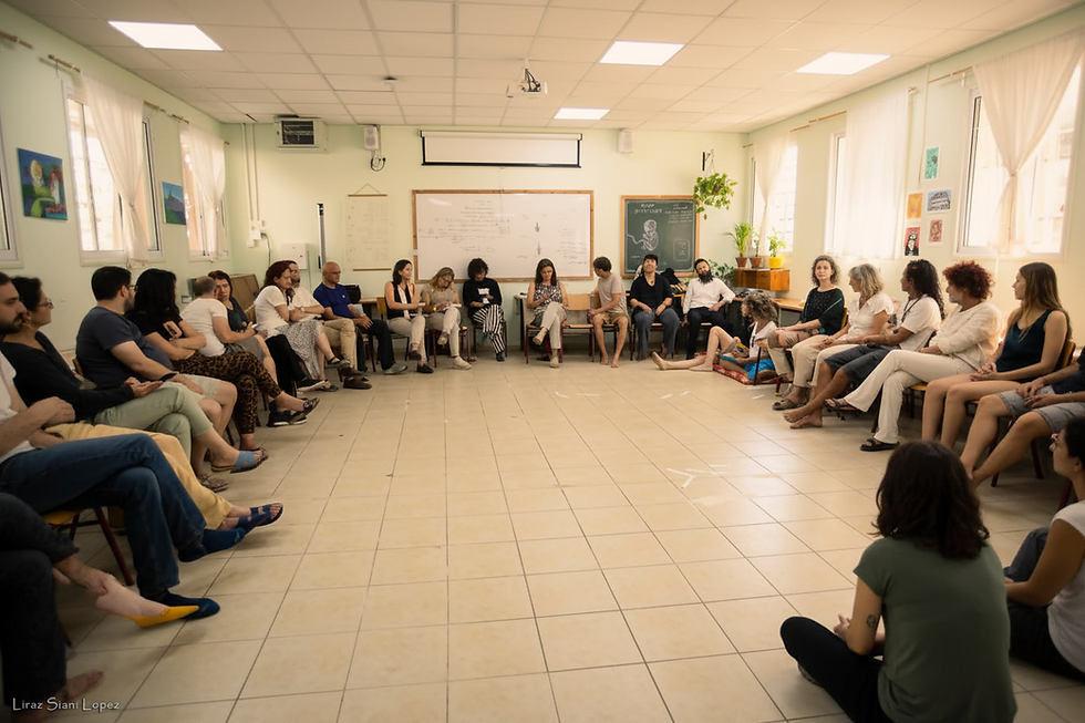 קבוצת משתתפים יושבת במעגל בסדנת תקשורת מקרבת בחדר לימוד
