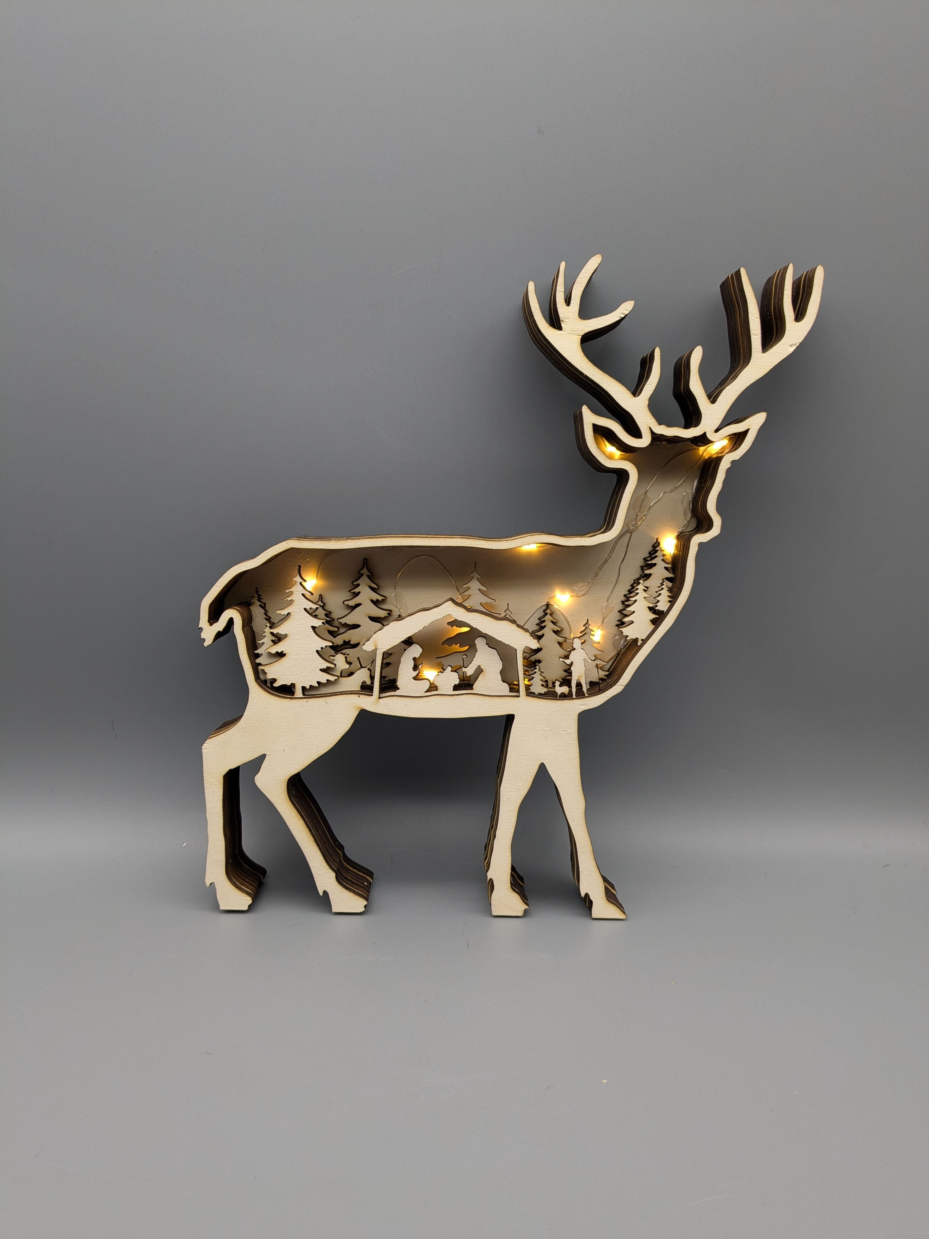 Hirsch mit Krippe beleuchtet