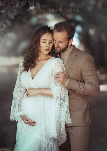 Liebevolles Babybauchshooting in Regensburg– werdende Mutter beim Schwangerschaftsshooting mit dem Partner 