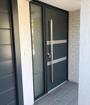 Le Plessis Trévise. Porte d'entrée aluminium avec tierce vitrée et poignée de tirage