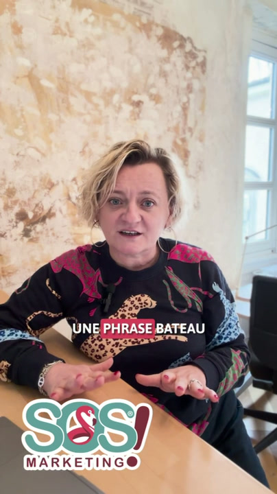 Maureen face caméra dans une vidéo SOS MARKETING sur les phrases bateau.
