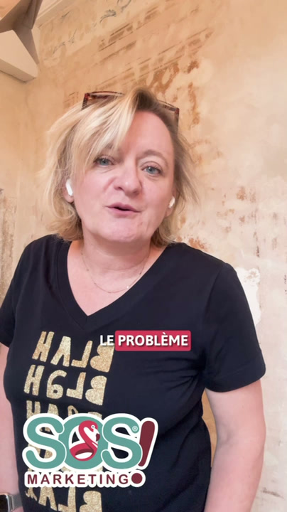 Maureen face caméra dans une vidéo SOS MARKETING sur la page d’accueil d’un site.