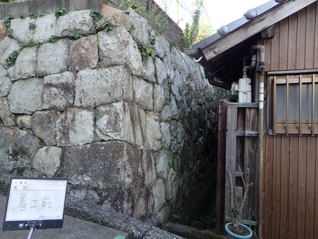 膨れた公園の石積接着補強