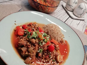 Eintopf aus gekeimten Berglinsen, Champignons und Paprika mit Quinoa - BASENÜBERSCHÜSSIG