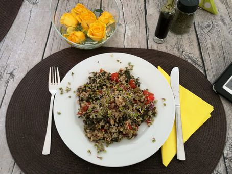 Quinoa-Hirse-Buchweizen mit Gemüse und frischen Sprossen -BASENÜBERSCHÜSSIGE ERNÄHRUNG