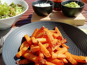 Kürbispommes mit zweierlei Dips und Blattsalat mit gekeimten Linsen und Karotten - BASISCH