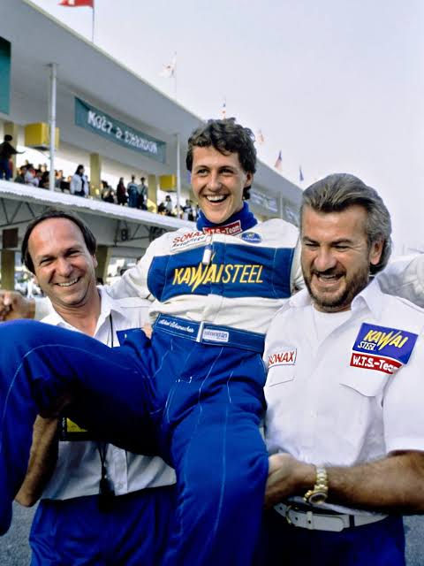 Miniatura: Michael Schumacher festeggia la vittoria, sollevato.