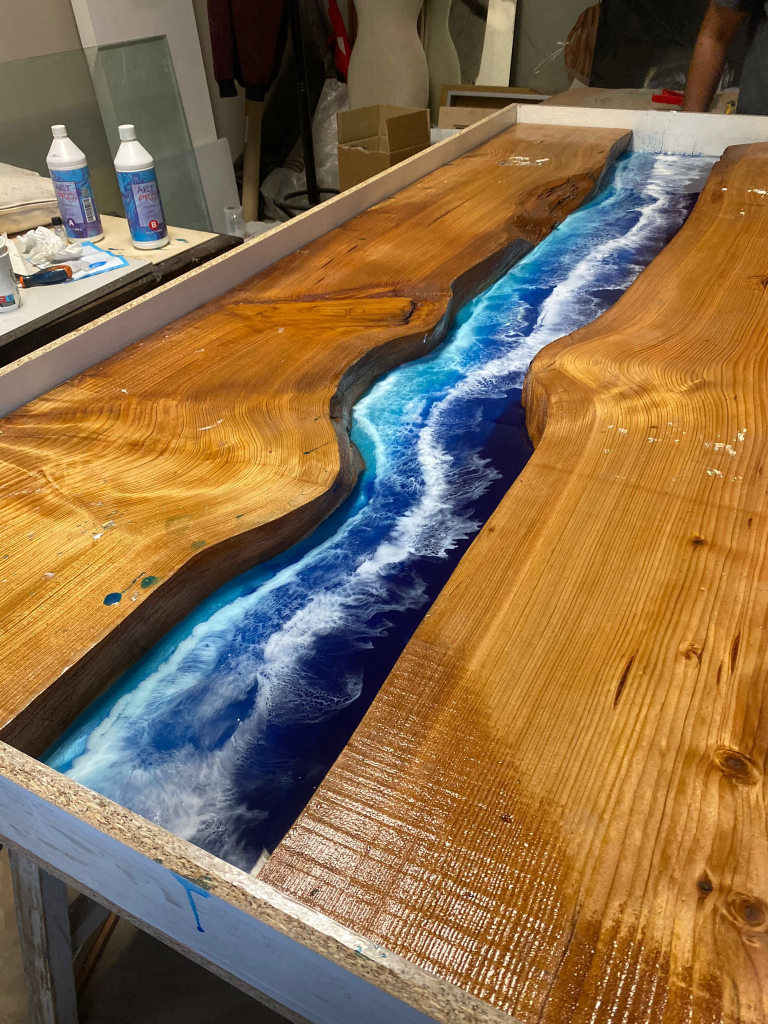 Tavolo in cedro e resina effetto mare 