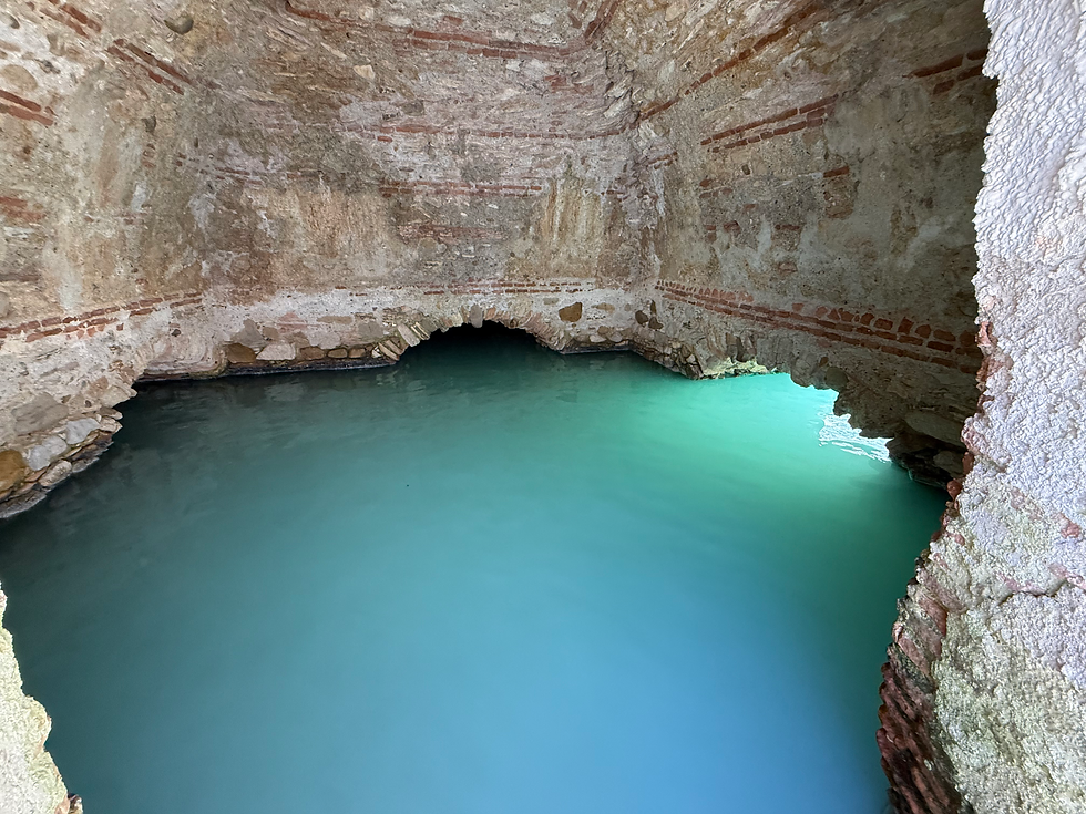 Blue water with sulfur in the Baños de la Hedionda