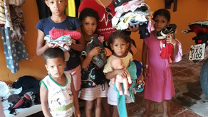 AKA realiza doações do Projeto Valemos pelo que Somos em comunidade carente de Araçuaí.