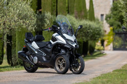 kymco-fait-evoluer-en-douceur-son-scooter-3-roues-accessible-avec-son-permis-auto-17800407