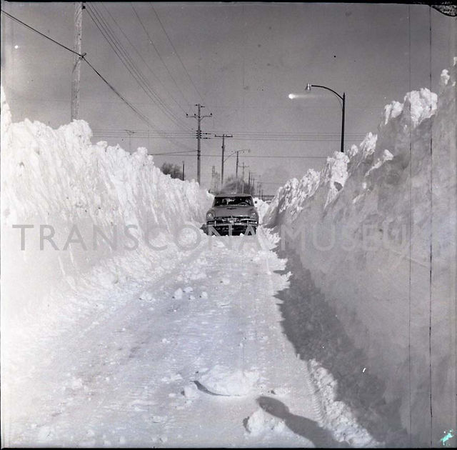 Car driving between snowbanks / TH99.38.153.17