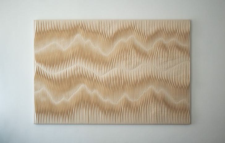 Frontansicht des Textilkunstwerks 'Process' von Michelle Wagner, aus ungebleichter, in Falten gelegter und vernähter Baumwolle auf 150cm x 100cm Keilrahmen.