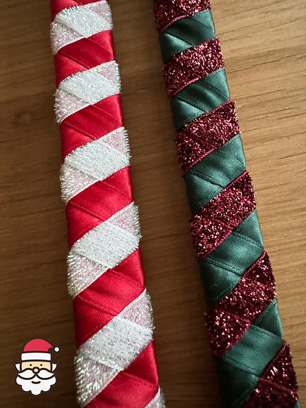 Zwei Riemen im Weihnachtsmuster