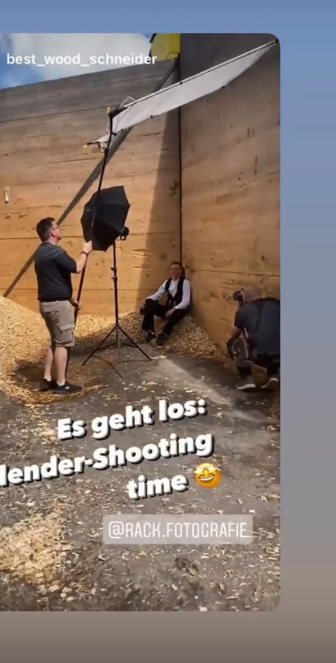 Fotografiert Model bei "Es geht los: Kalender-Shooting time" in Holzspäne-Ecke.