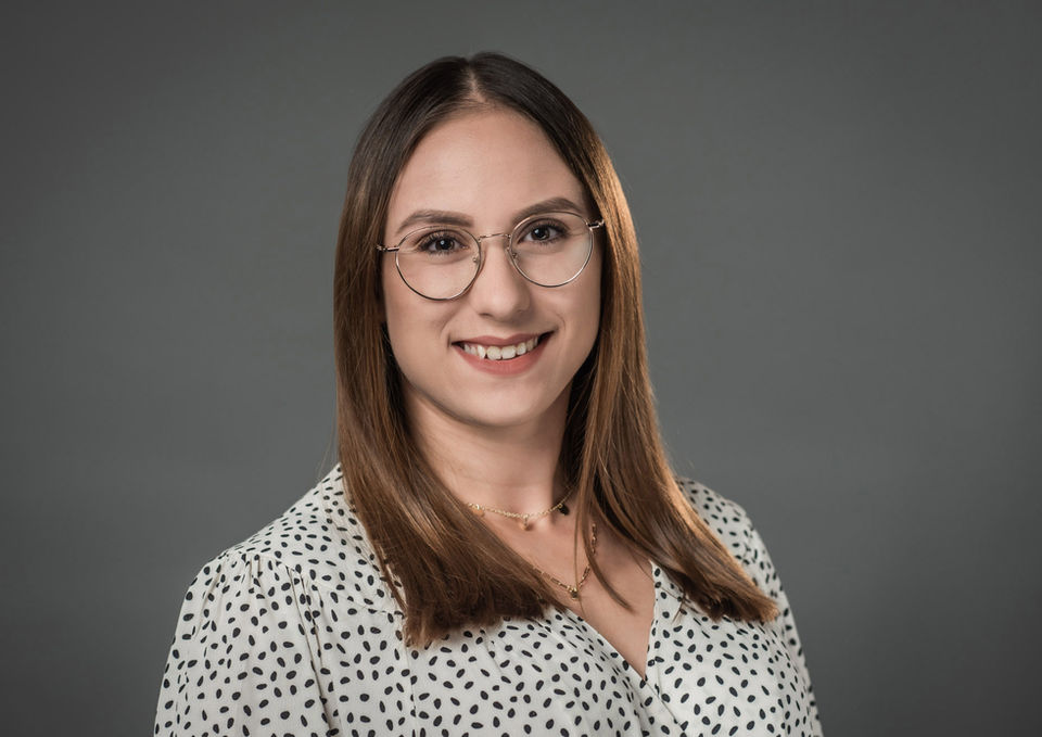 Professionelles Bewerbungsfoto einer lächelnden Frau.